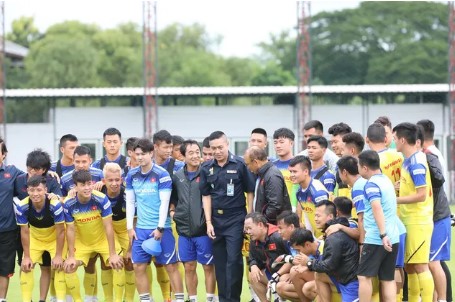 Chụp ảnh lưu niệm với Pyapong Pue-on