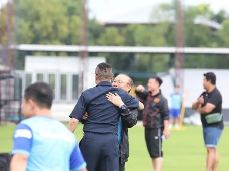 Park Hang Seo vui mừng khi gặp lại bạn cũ Pyapong Pue-on