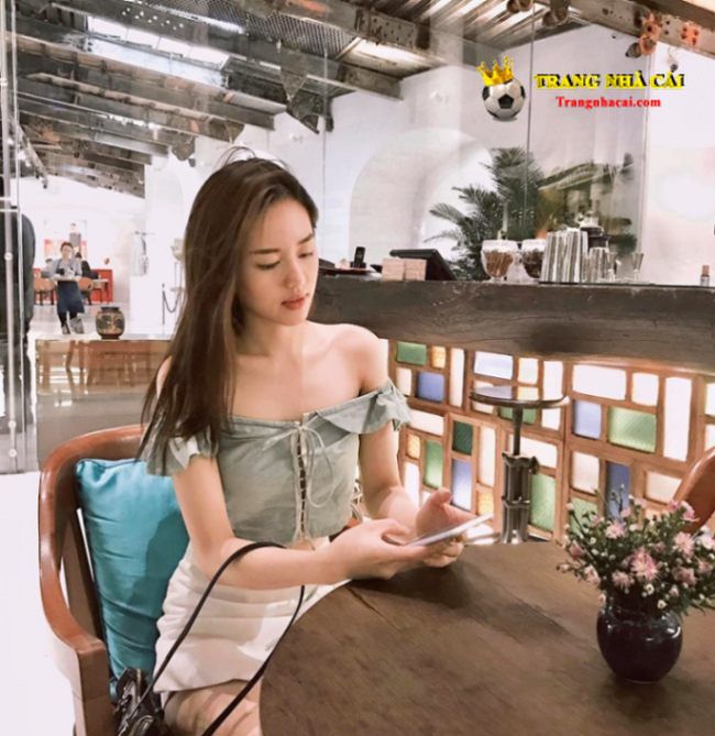 Ảnh hot girl mặc áo trễ vai vạn người mê