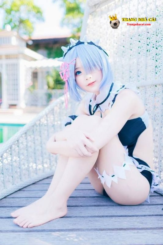 Cosplay hầu gái anime với nụ cười tươi tắn