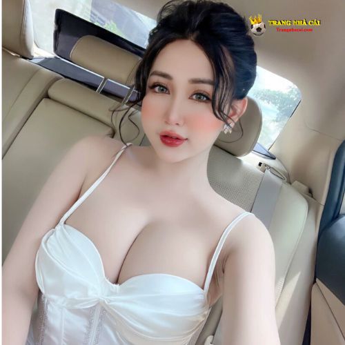 Hot girl xinh đẹp trong xe ô tô