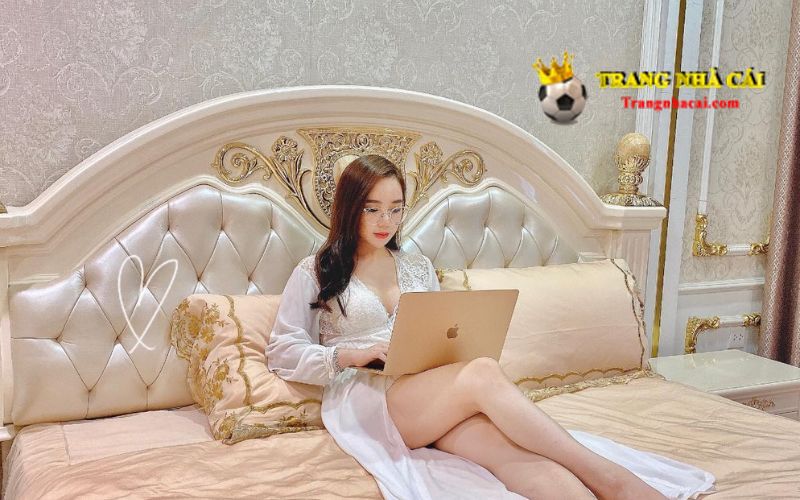 Hot girl ngủ say trong tiết học