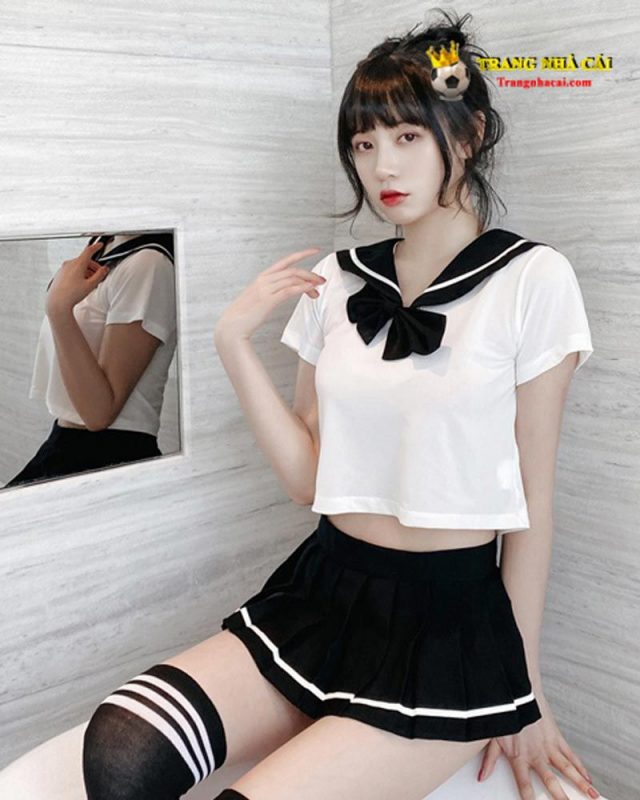 Gái xinh 2k6 hấp dẫn trong chiếc áo croptop