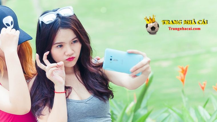 Girl xinh cầm điện thoại cưng muốn xỉu