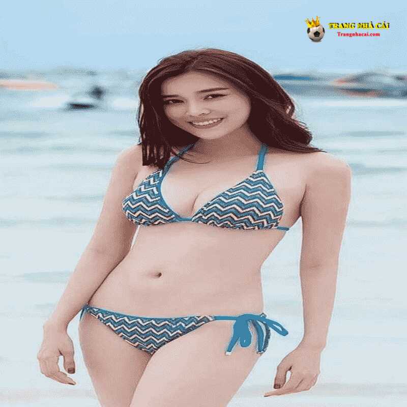 Người mẫu sẹc xy với bộ bikini mát mắt