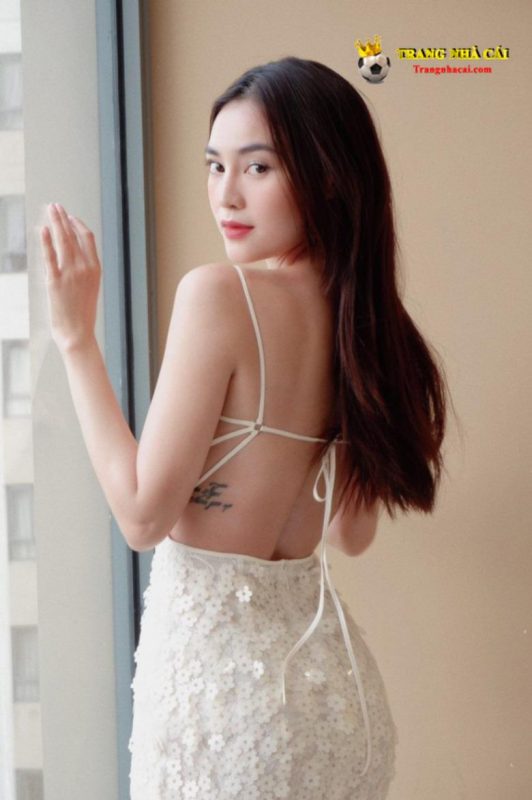 Hot girl 9x khéo léo khoe lưng trần thon thả