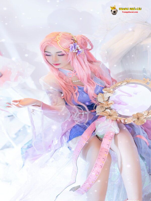 Bản cosplay tóc hồng không thể cuốn hút hơn