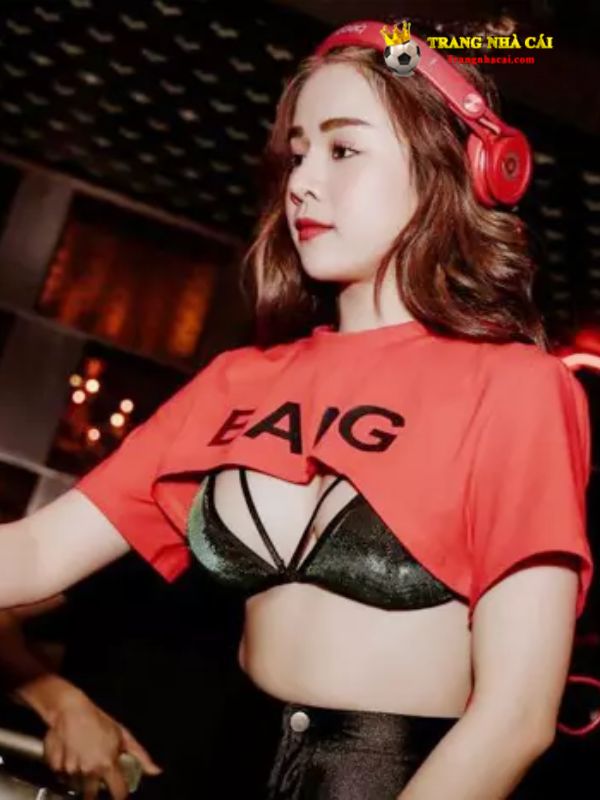 DJ Mie sexy và cuốn hút khi chơi nhạc