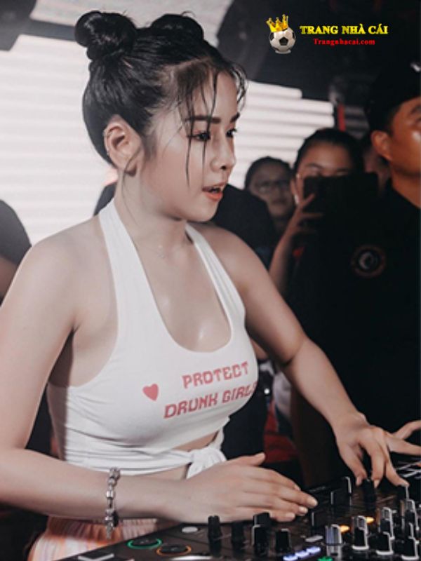 DJ Mie sexy mướt mồ hôi khi chơi nhạc cực cháy