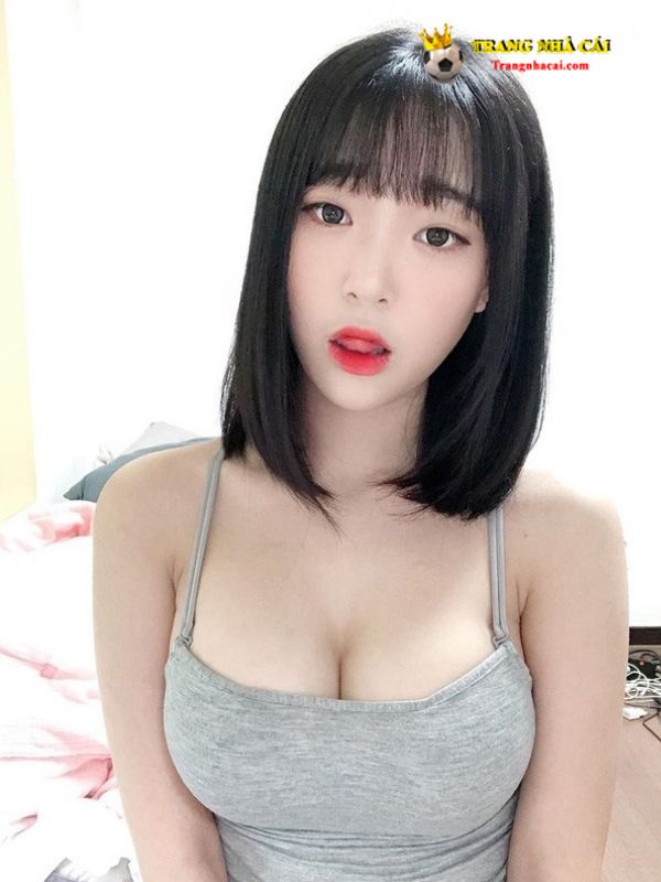 Vòng một bốc lửa quyến rũ của hot girl