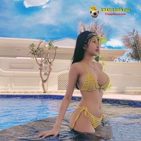 Hotgirl tạo dáng cùng bikini lọt khe