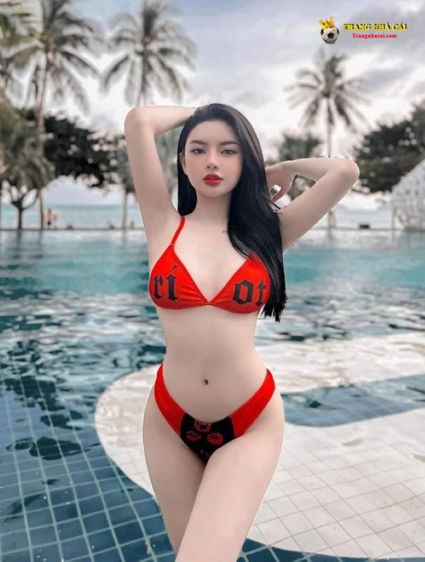 Gái xinh bên bộ bikini màu đỏ vô cùng lôi cuốn