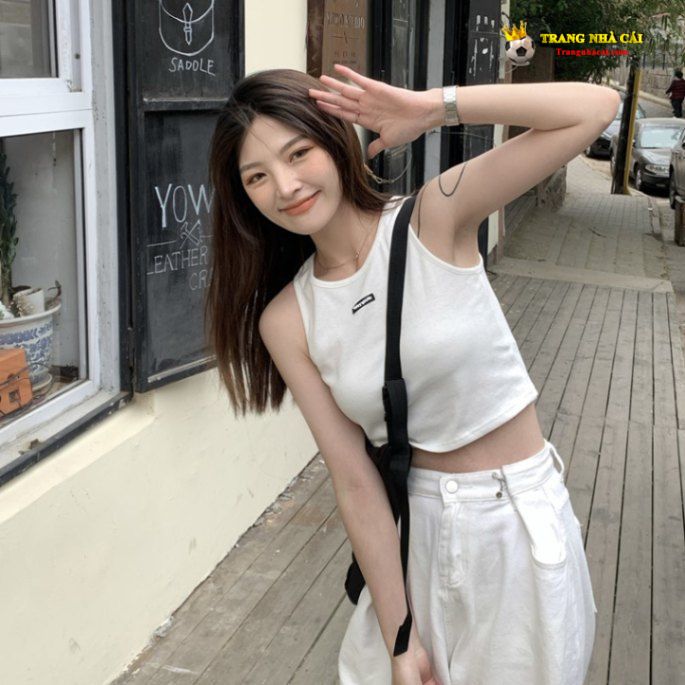 Hot girl diện áo croptop cực xinh xắn, đáng yêu