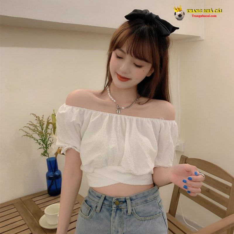 Hot girl diện áo croptop trắng tinh khôi