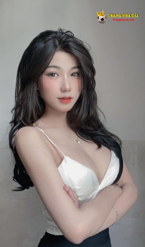 Gái đẹp tóc dài sexy trong áo hai dây hở bạo