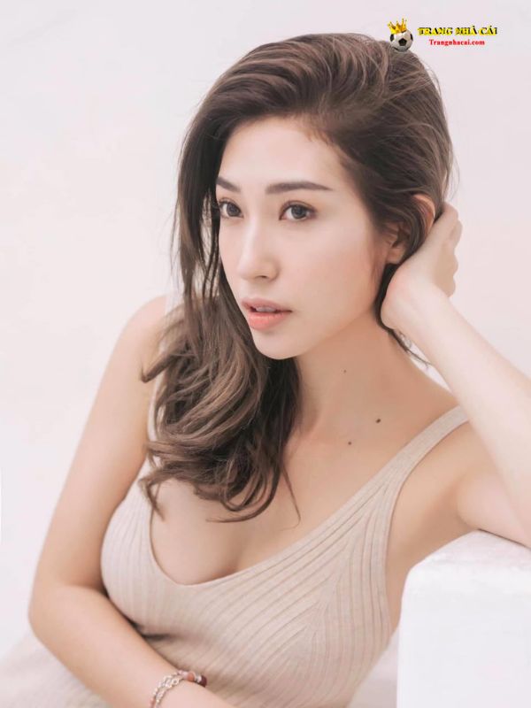 Cô nàng nhiều lần lộ ngực trong những tấm hình sexy