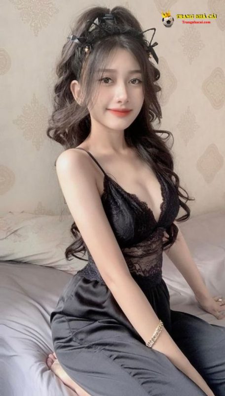 Cô gái cute với nụ cười ngọt ngào và vui tươi