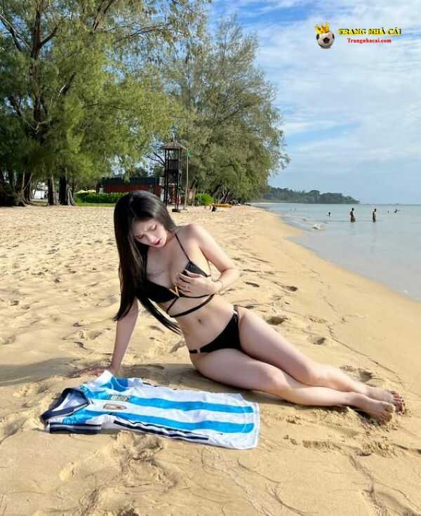 Thân hình mịn màng, nõn nà của Quỳnh Alee bên bờ biển