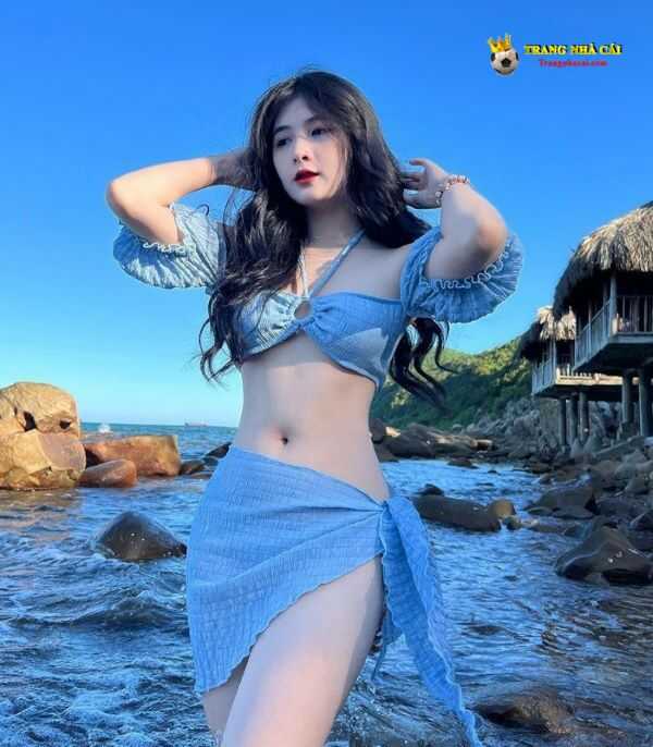 Bộ bikini màu xanh thêm phần quyến rũ