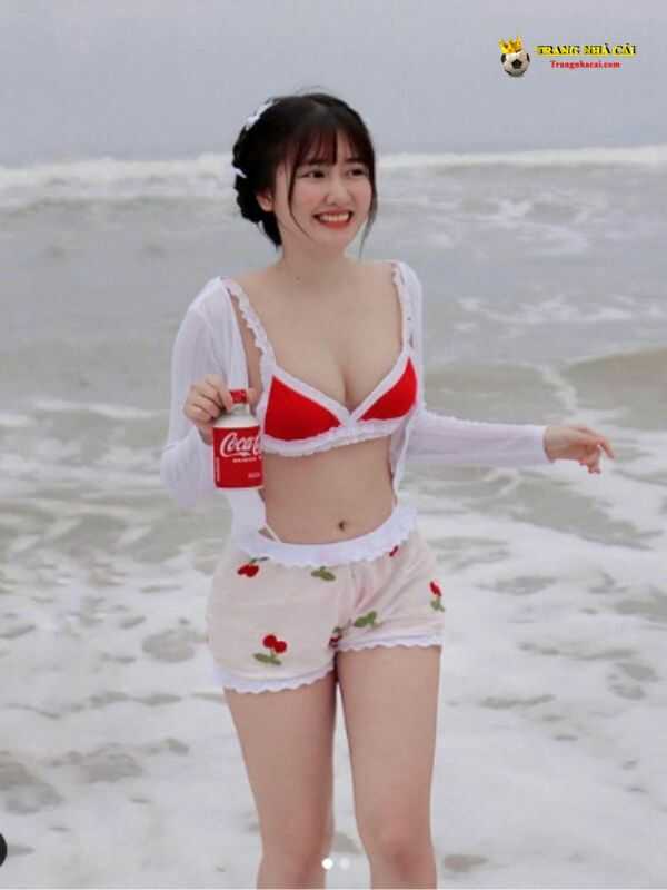 Vũ Thị Khánh Huyền mặc Bikini tươi tắn trong những shoot hình ngọt ngào