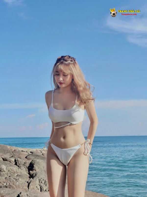 Vũ Thị Khánh Huyền với Bikini trắng được anh em yêu thích