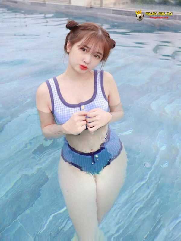 Hot girl Tiktoker Vũ Thị Khánh Huyền có vẻ đẹp kẹo ngọt và thân hình bốc lửa