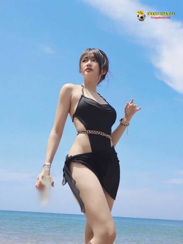 Vũ Thị Khánh Huyền mặc Bikini một mảnh quyến rũ bên bờ biển