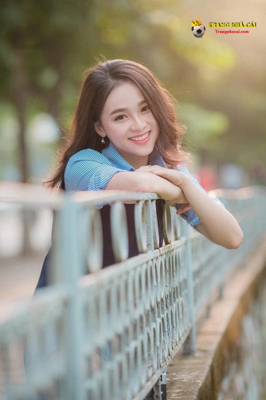 Hot girl Việt cười xinh dễ thương khiến người xem quên lối về