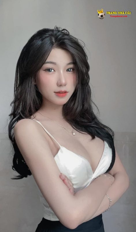 Anh Đào hot girl trẻ nổi bật với thân hình ngọt nước