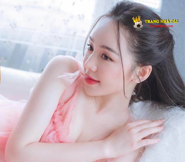 Quỳnh Kool ngọt ngào với bộ bikini hồng quyến rũ