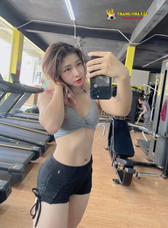 Gái xinh tập gym khoe vòng một căng tròn