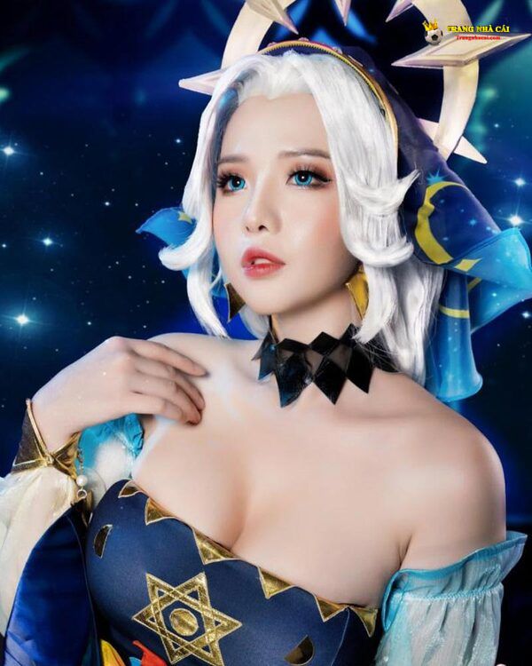 Cosplayer với trang phục nổi bật