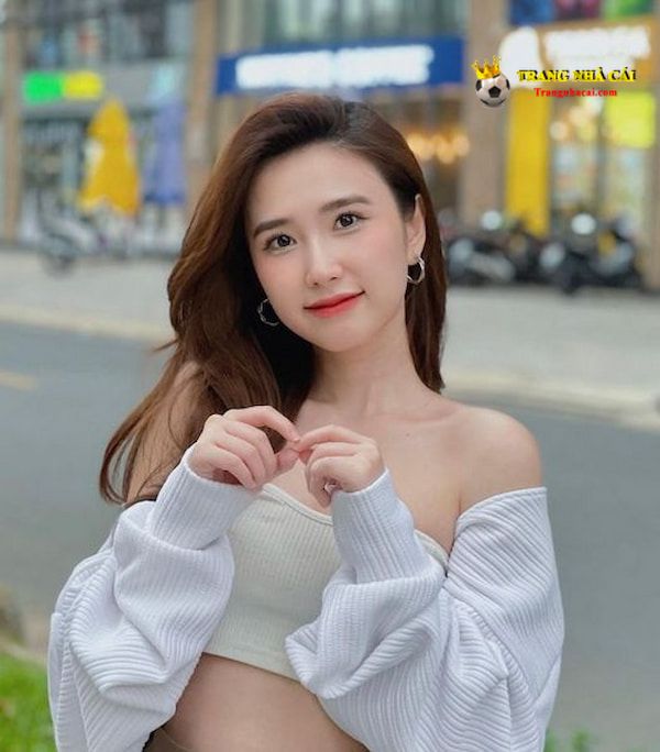 Cô gái diễn viên cute đáng yêu trên đường phố