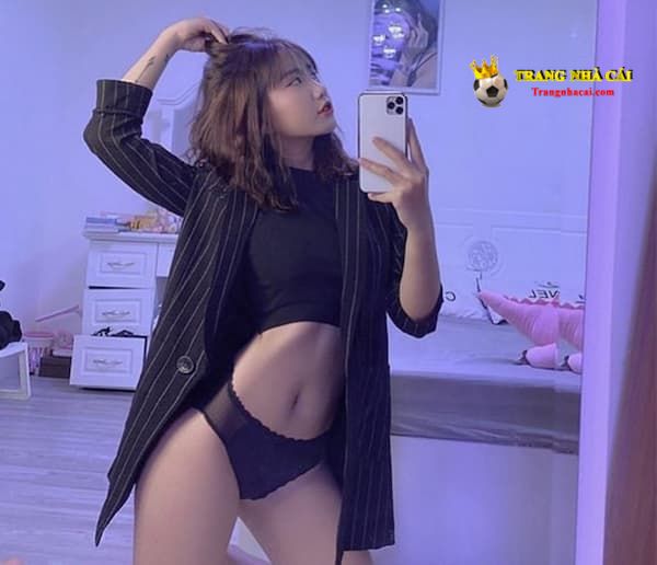 Lê Thị Khánh Huyền sexy chụp hình trước gương