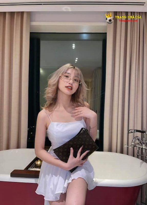 Hình ảnh Lê Thị Khánh Huyền sexy trong bộ váy 2 dây