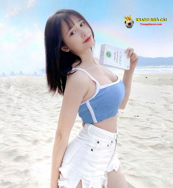 Gương mặt quá xinh đẹp và thân hình nóng bỏng của Khánh Huyền khi đi biển