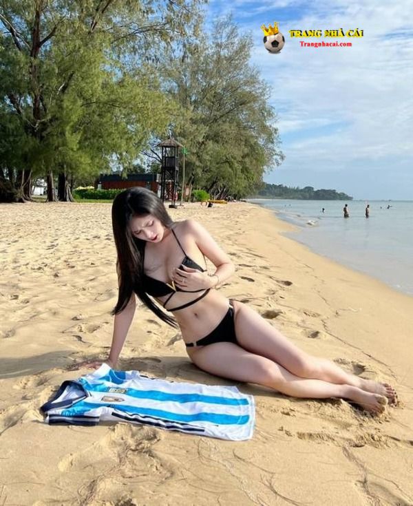 Quỳnh Alee khoe vóc dáng hoàn hảo trong trang phục bikini