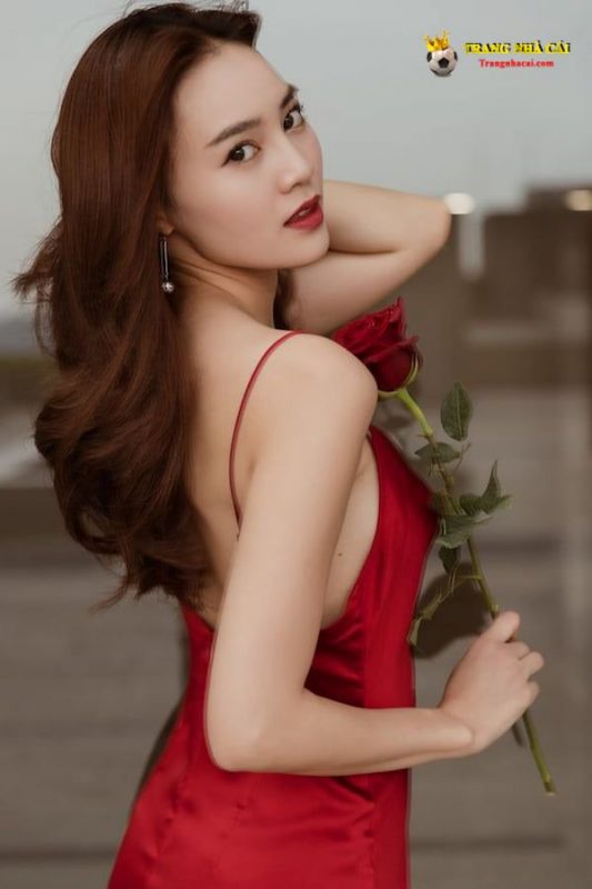 Diễn viên Ninh Dương Lan Ngọc quyến rũ trong váy lụa đỏ