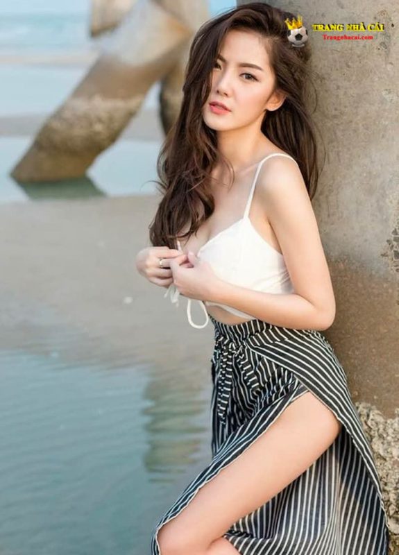 Hot girl Thái Lan gợi cảm nhất xứ sở Chùa Vàng trong trang phục áo 2 dây