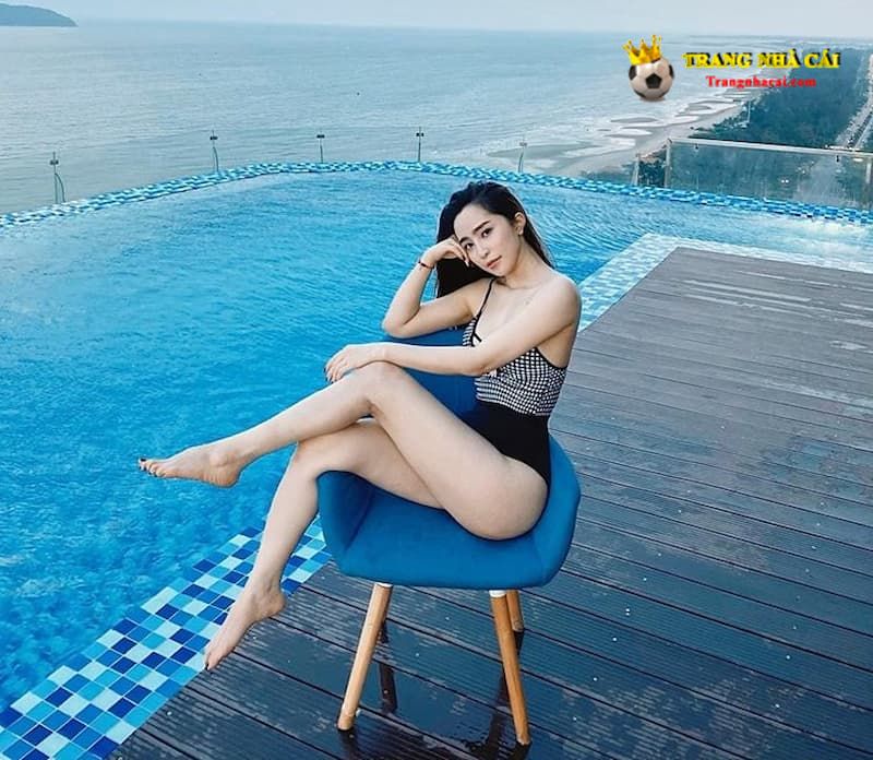 Quỳnh Nga thoải mái chụp ảnh mặc đồ bơi khi đi du lịch