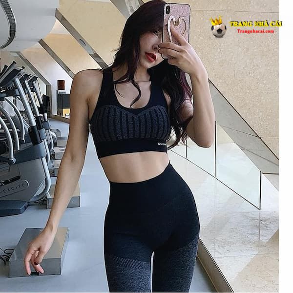 Gái mặc quần thun tập gym bó sát khoe eo thon đã mắt