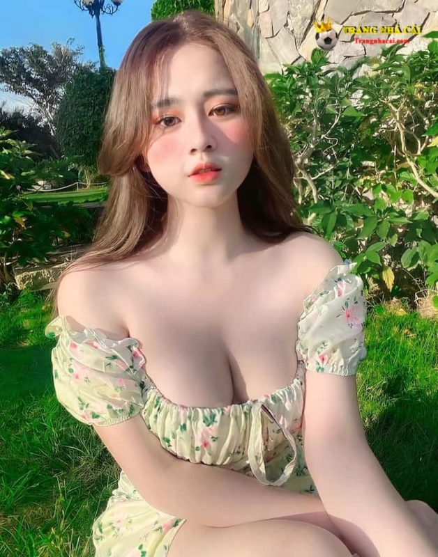 Cùng cô em gái xinh đẹp sexy đi cà phê chiều