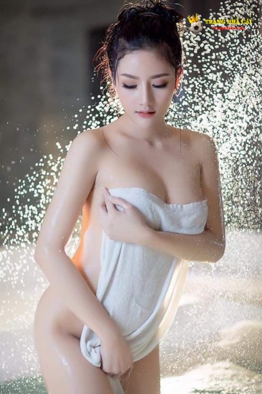 Người mẫu áo tắm Hàn Quốc xinh xắn ngọt nước